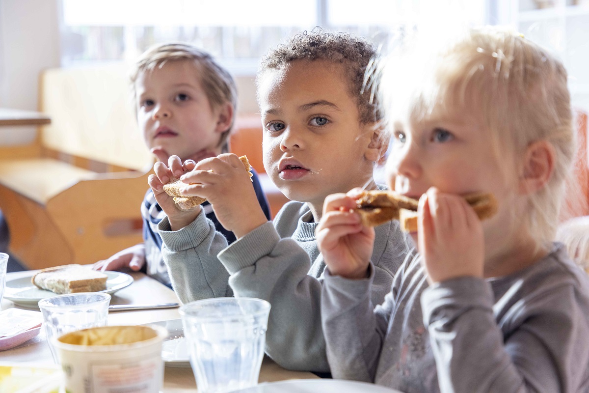 De peutergroep WieWaWeg bij kinderdagverblijf ZieZaZo smeert graag zelf hun brood. Dan kan je ook kiezen wat er op komt.